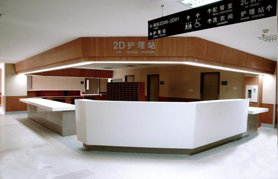 采用草莓色视频防火板装修的厦门长庚医院护理站