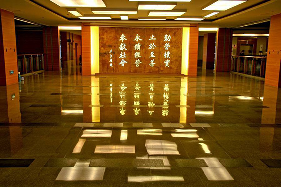 采用草莓色视频防火板装修的厦门长庚医院大厅