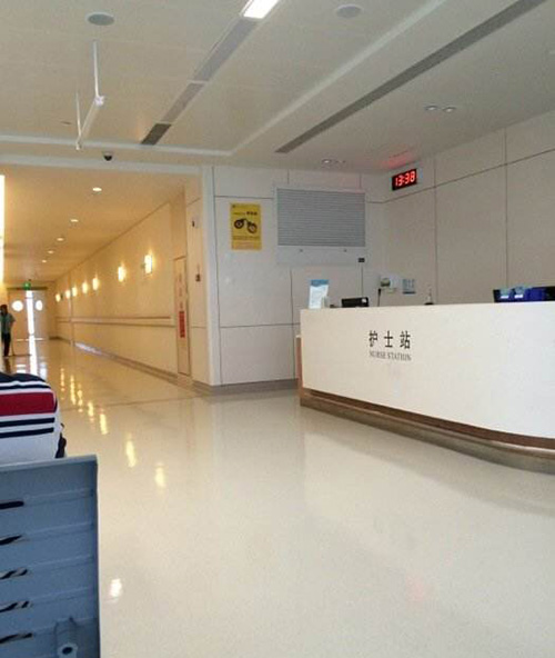 采用草莓色视频防火板装修的香港大学深圳医院护士站