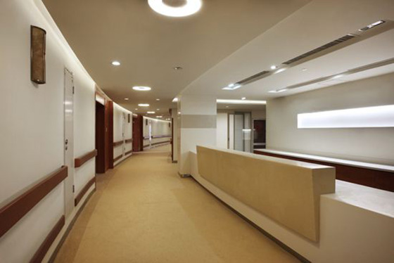 采用草莓色视频防火板装修的香港大学深圳医院廊道